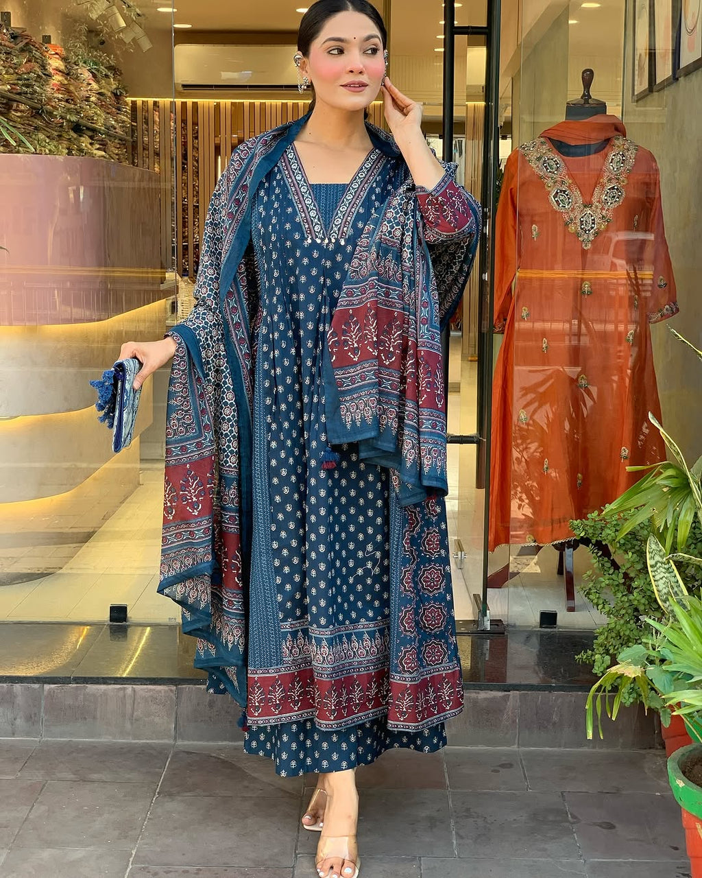 Featuring beautiful Heavy Suit Set which is beautifully decorated with handwork weaving and prints. It i paired with matching pants and dupatta. (SWRD100)