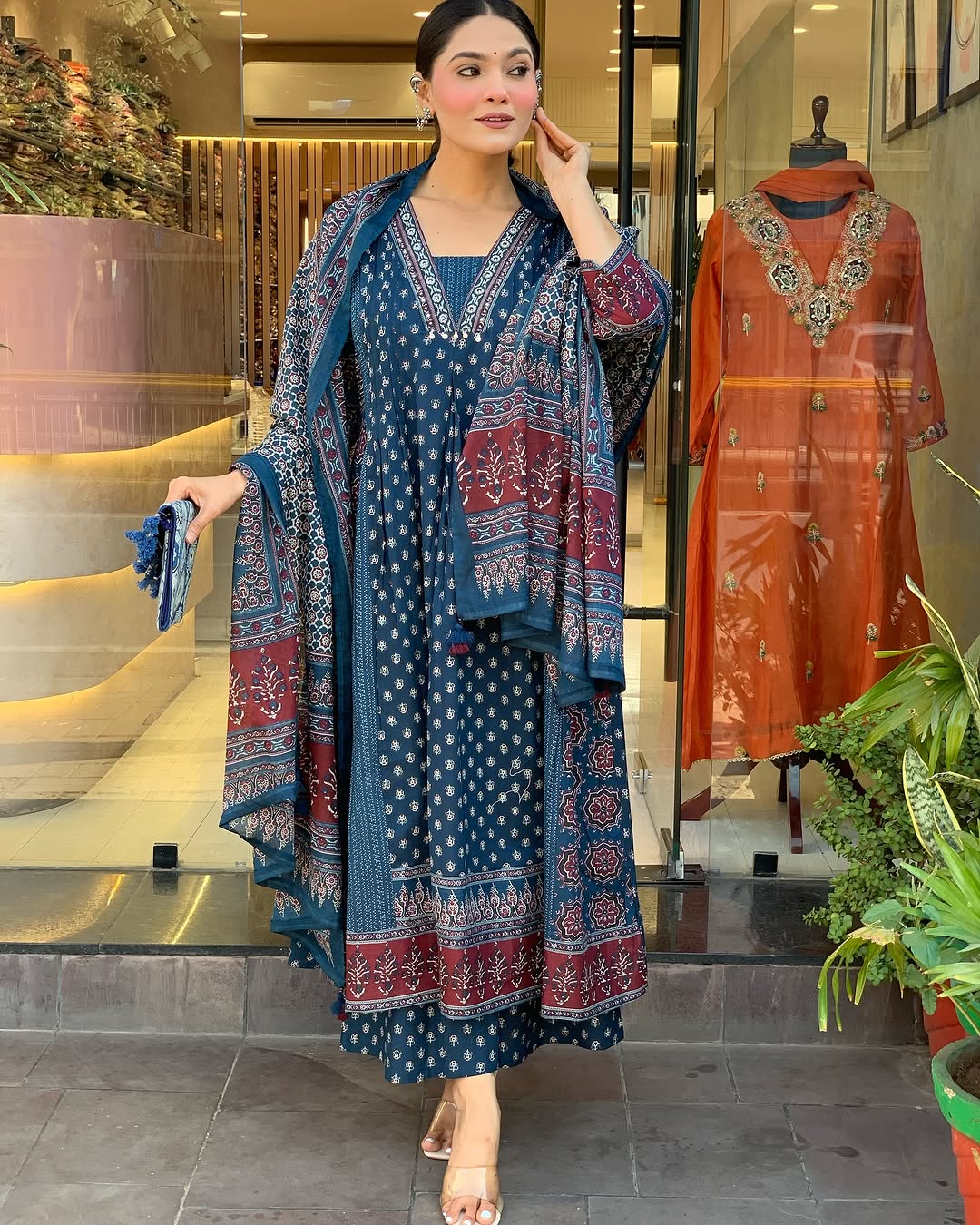 Featuring beautiful Heavy Suit Set which is beautifully decorated with handwork weaving and prints. It i paired with matching pants and dupatta. (SWRD100)