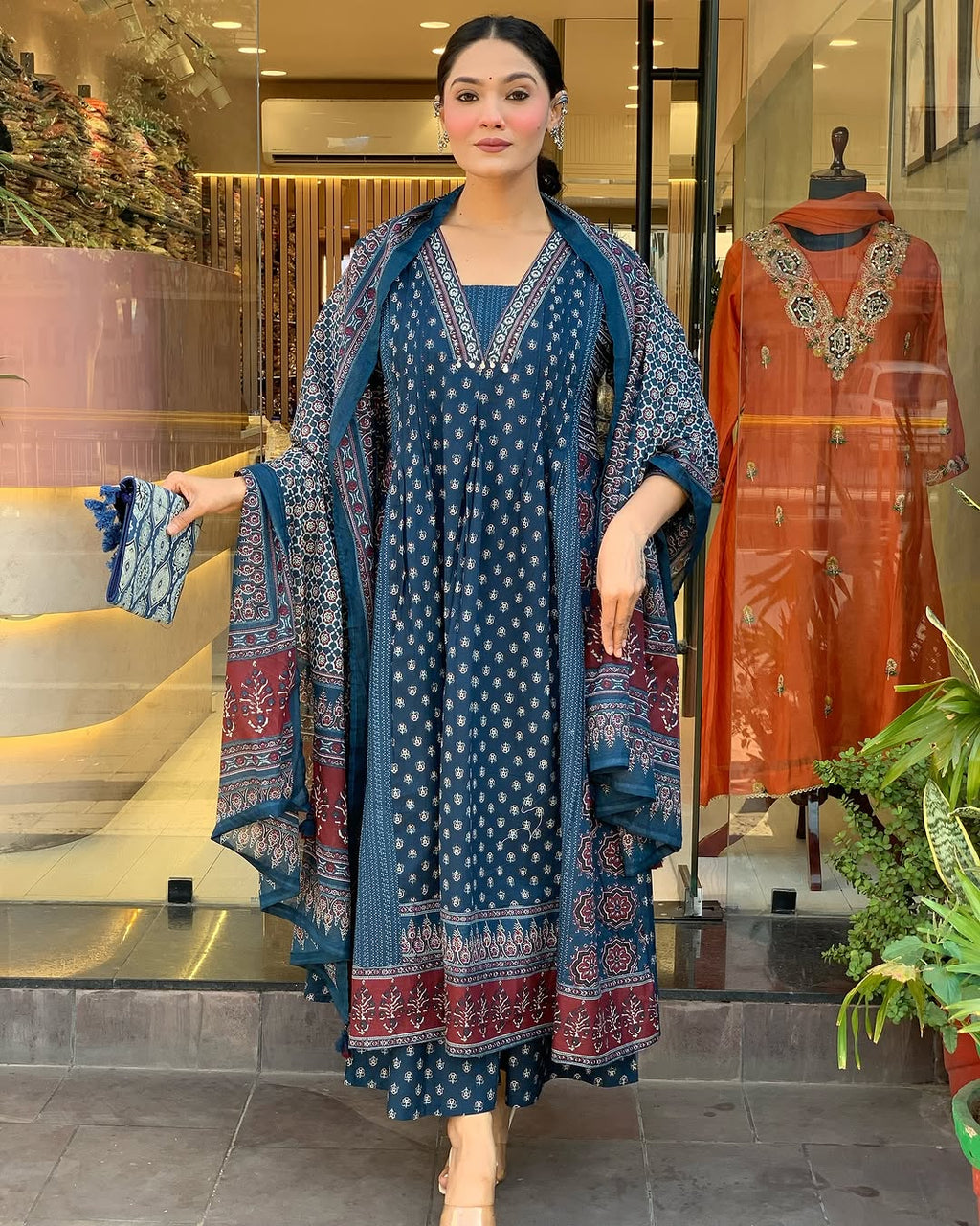 Featuring beautiful Heavy Suit Set which is beautifully decorated with handwork weaving and prints. It i paired with matching pants and dupatta. (SWRD100)