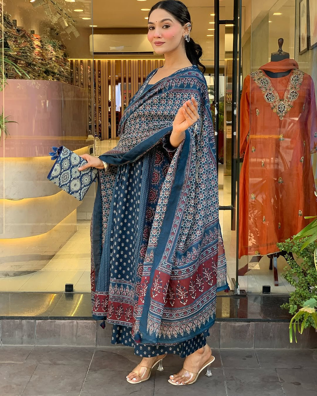 Featuring beautiful Heavy Suit Set which is beautifully decorated with handwork weaving and prints. It i paired with matching pants and dupatta. (SWRD100)