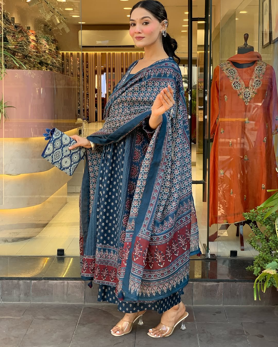 Featuring beautiful Heavy Suit Set which is beautifully decorated with handwork weaving and prints. It i paired with matching pants and dupatta. (SWRD100)