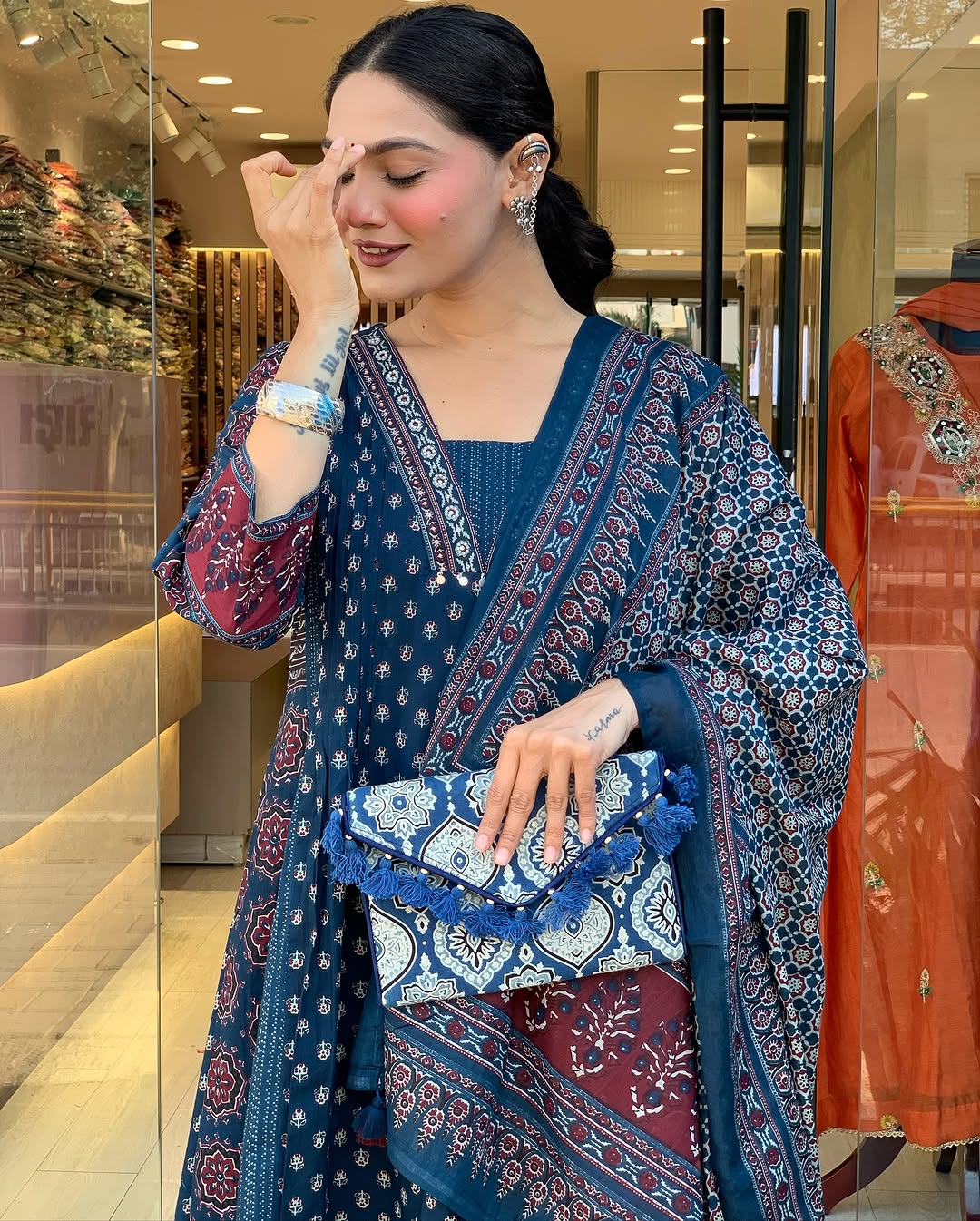 Featuring beautiful Heavy Suit Set which is beautifully decorated with handwork weaving and prints. It i paired with matching pants and dupatta. (SWRD100)