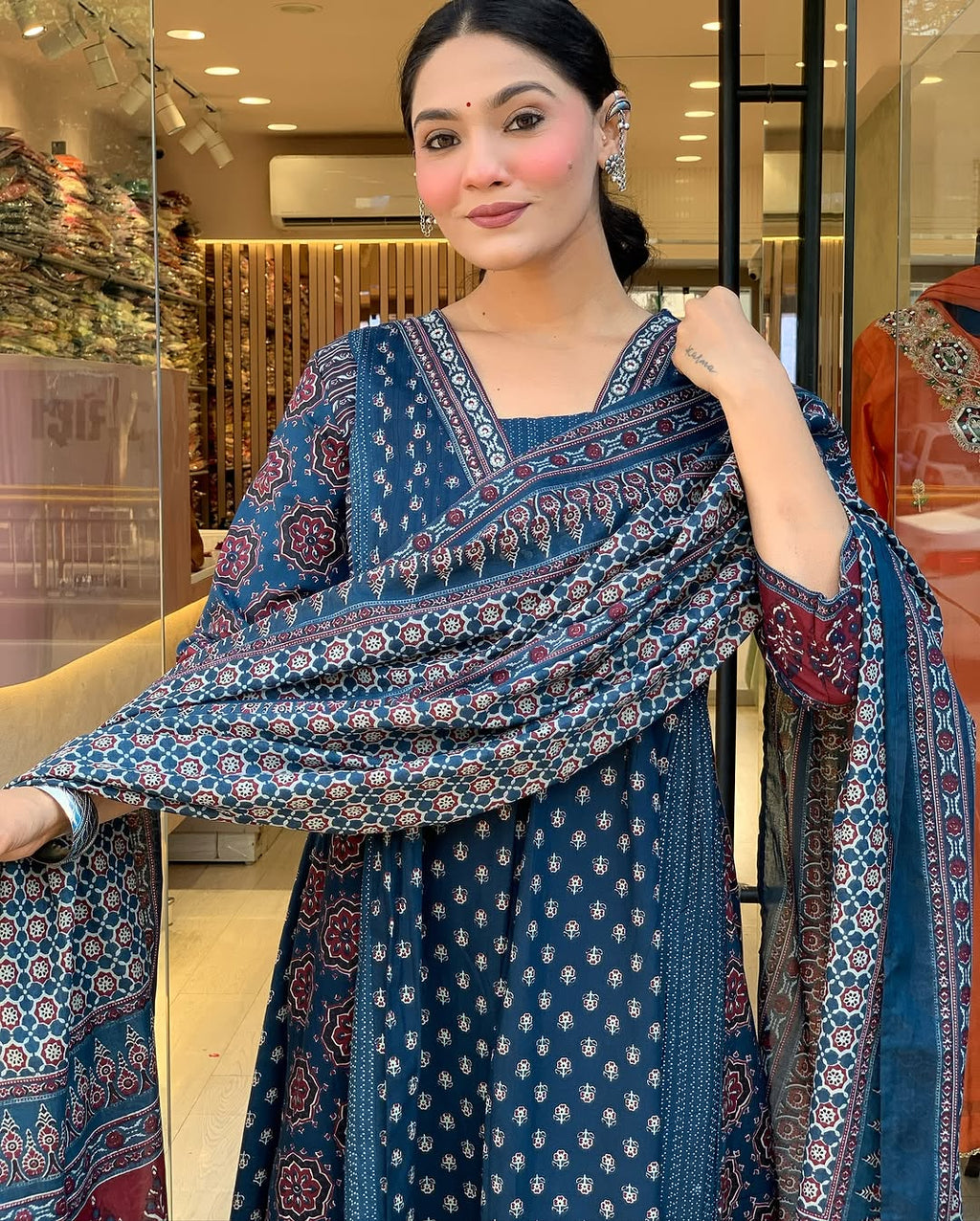 Featuring beautiful Heavy Suit Set which is beautifully decorated with handwork weaving and prints. It i paired with matching pants and dupatta. (SWRD100)