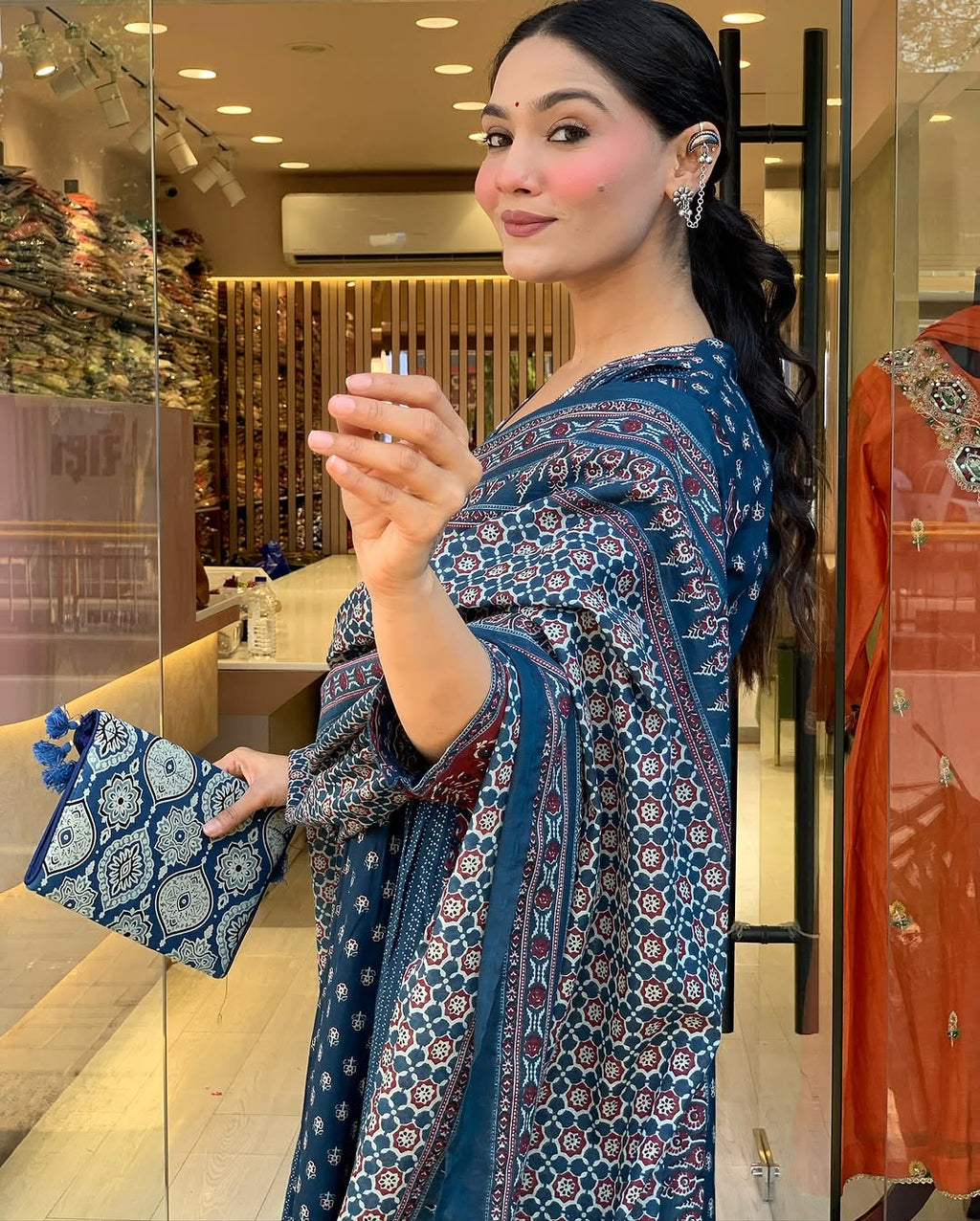 Featuring beautiful Heavy Suit Set which is beautifully decorated with handwork weaving and prints. It i paired with matching pants and dupatta. (SWRD100)