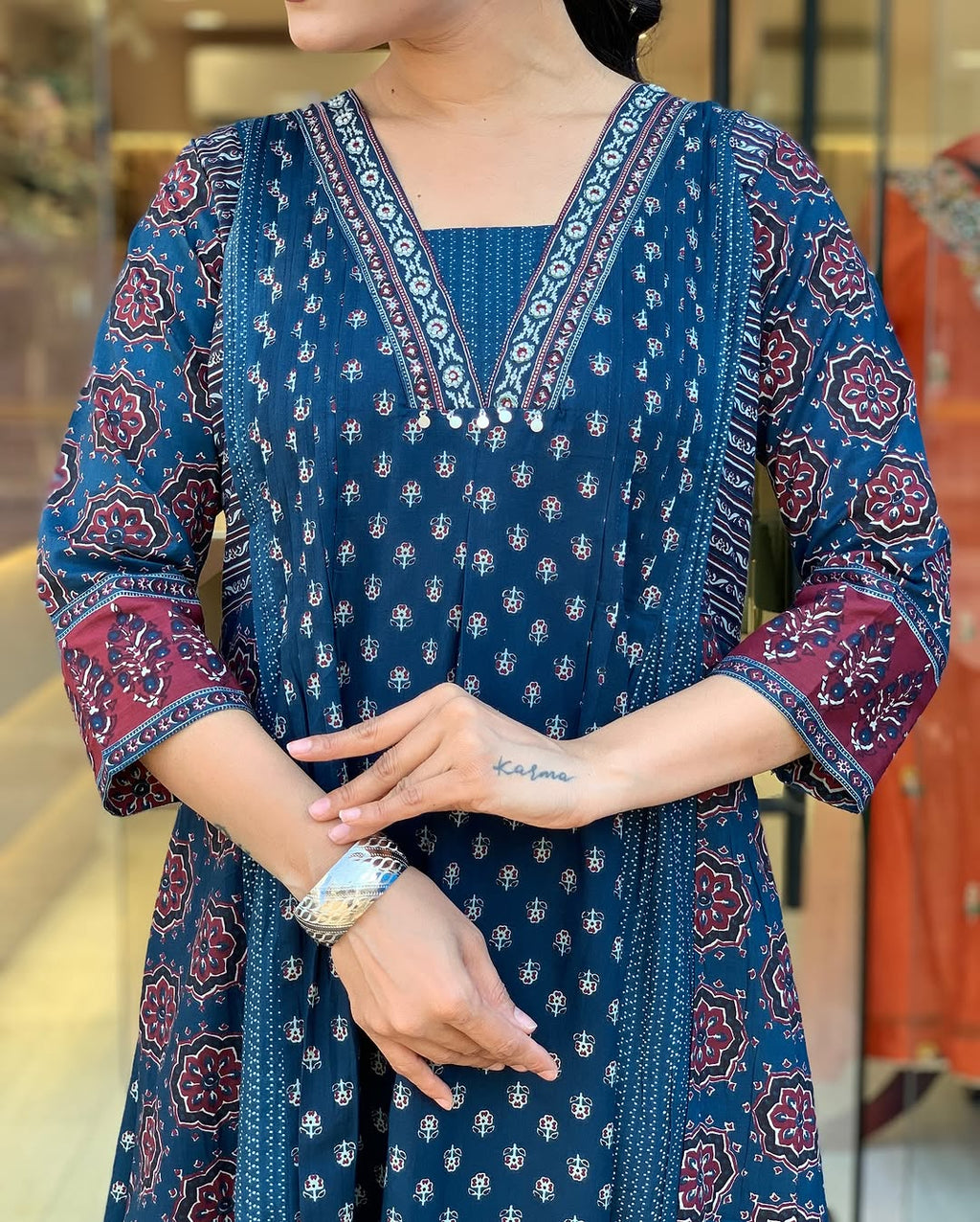 Featuring beautiful Heavy Suit Set which is beautifully decorated with handwork weaving and prints. It i paired with matching pants and dupatta. (SWRD100)