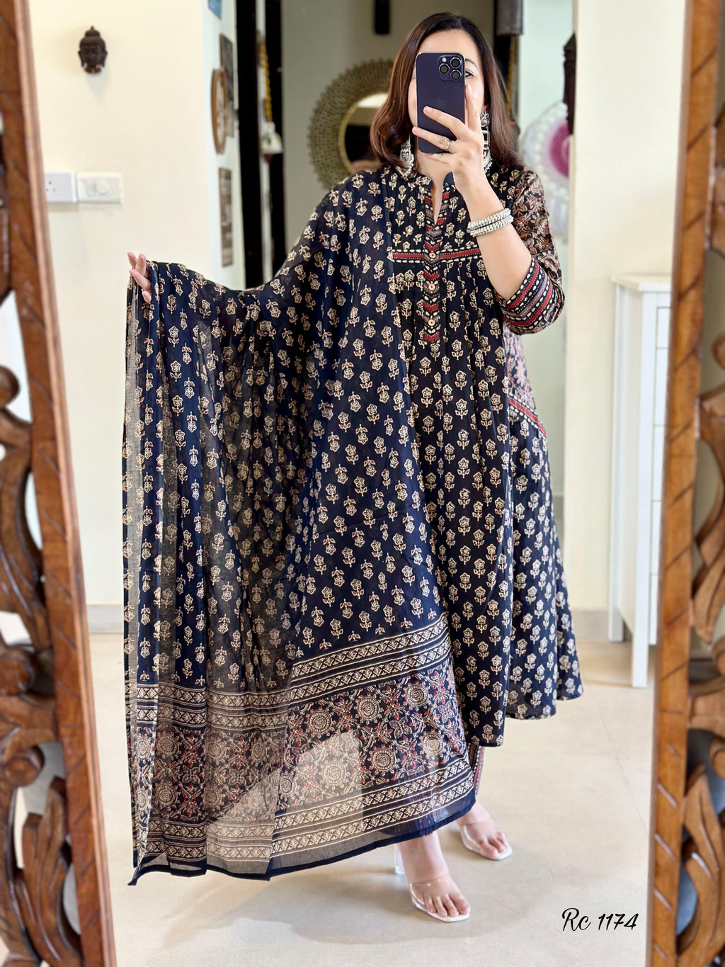 Look straight out of a dreMakes an enticing appearance at traditional events by wearing this handloom cotton kurta pant and  Dupatta set(PFAB105)