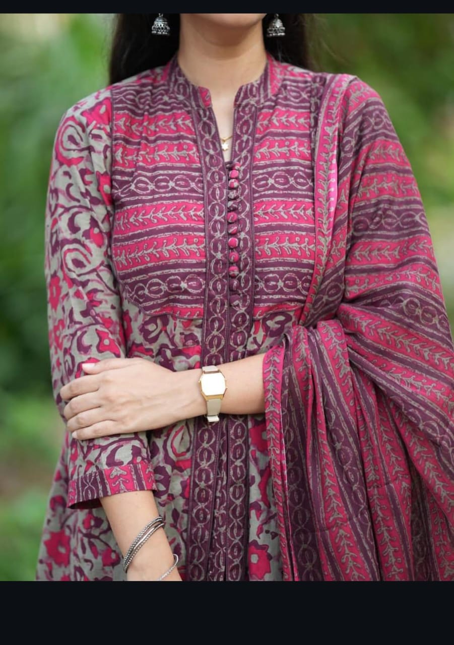 Look straight out of a dreamy movie set as you turn around and walk in this elegant flaired suit ! The perfect of traditional wear(PFAB131)