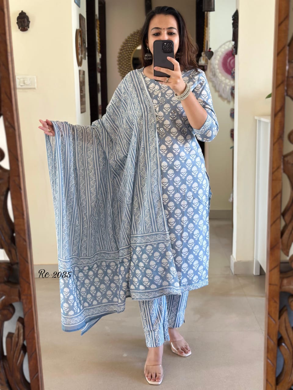 Look straight out of a dreamy movie set as you turn around and walk in this elegant flaired suit ! The perfect of traditional wear