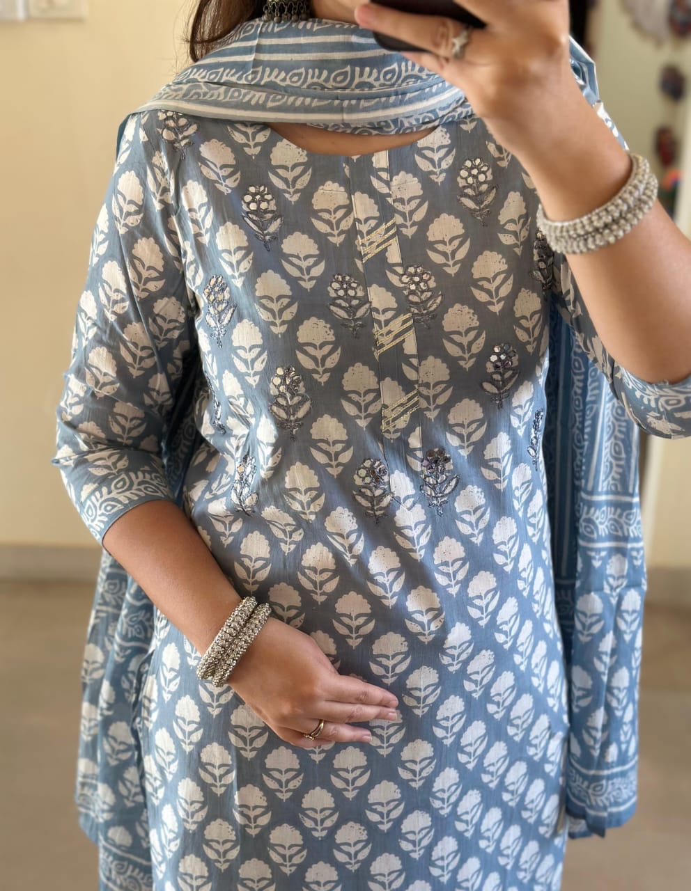 Look straight out of a dreamy movie set as you turn around and walk in this elegant flaired suit ! The perfect of traditional wear