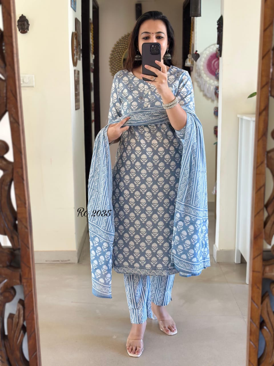 Look straight out of a dreamy movie set as you turn around and walk in this elegant flaired suit ! The perfect of traditional wear