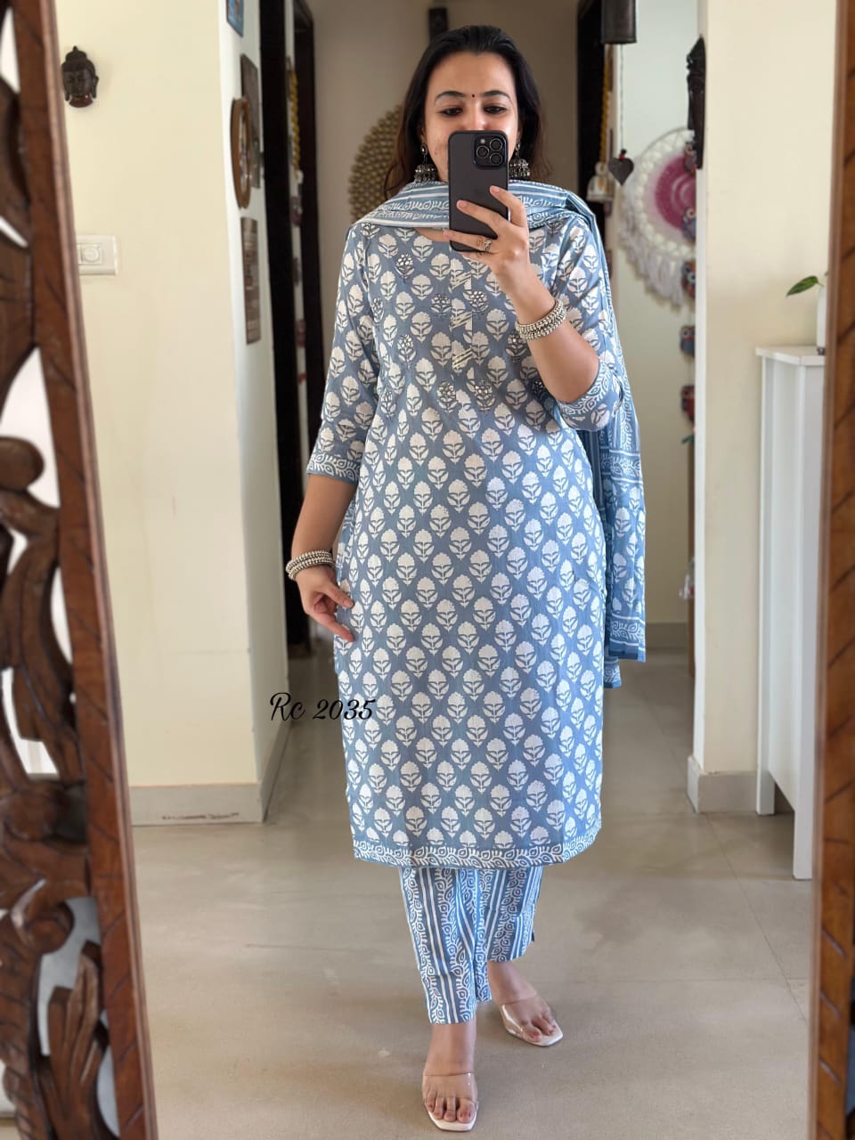 Look straight out of a dreamy movie set as you turn around and walk in this elegant flaired suit ! The perfect of traditional wear