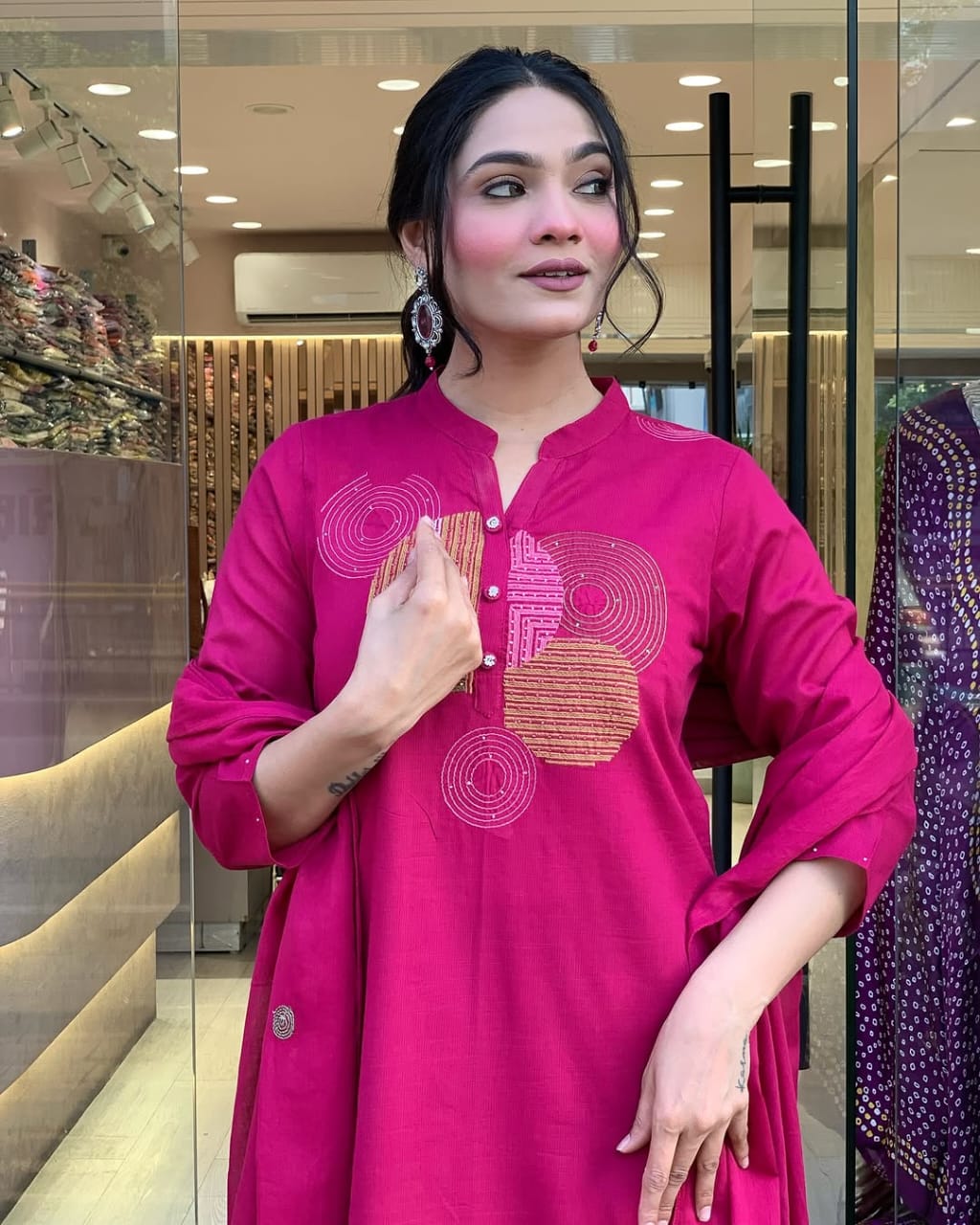 This Kurti,pant dupatta set is perfect for the summer season with its vibrant floral print and confident (PFAB1406)