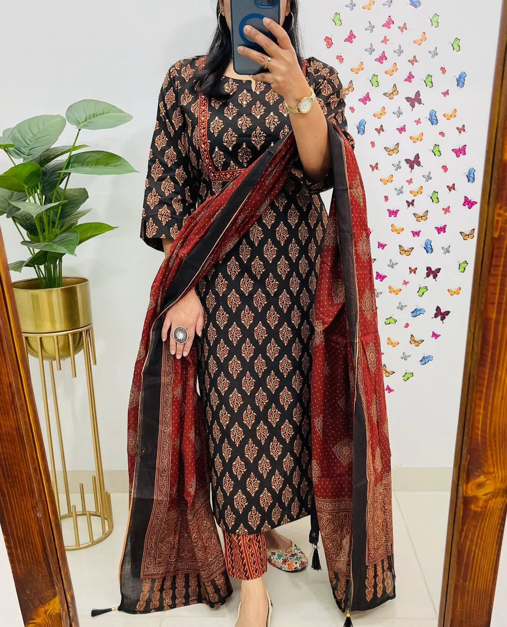 Look straight out of a dreamy movie set as you turn around and walk in this elegant flaired suit (PFAB1421)