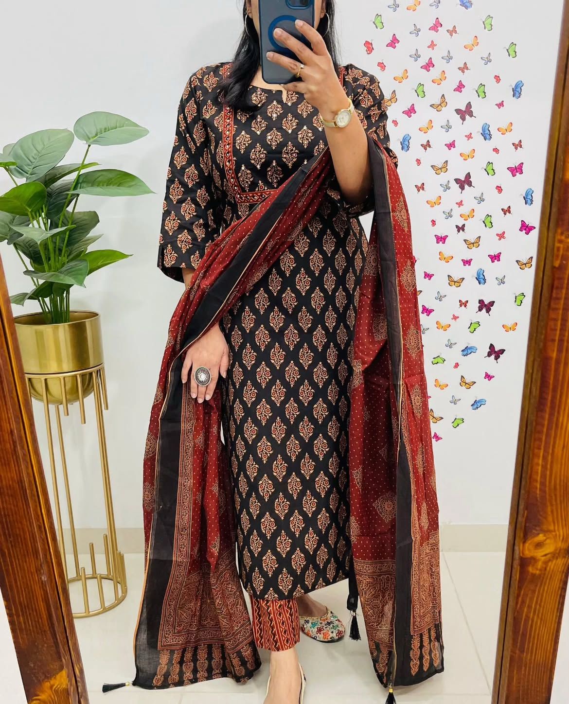 Look straight out of a dreamy movie set as you turn around and walk in this elegant flaired suit (PFAB1421)