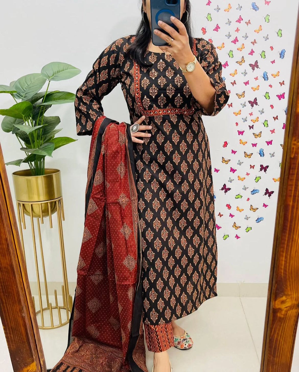 Look straight out of a dreamy movie set as you turn around and walk in this elegant flaired suit (PFAB1421)