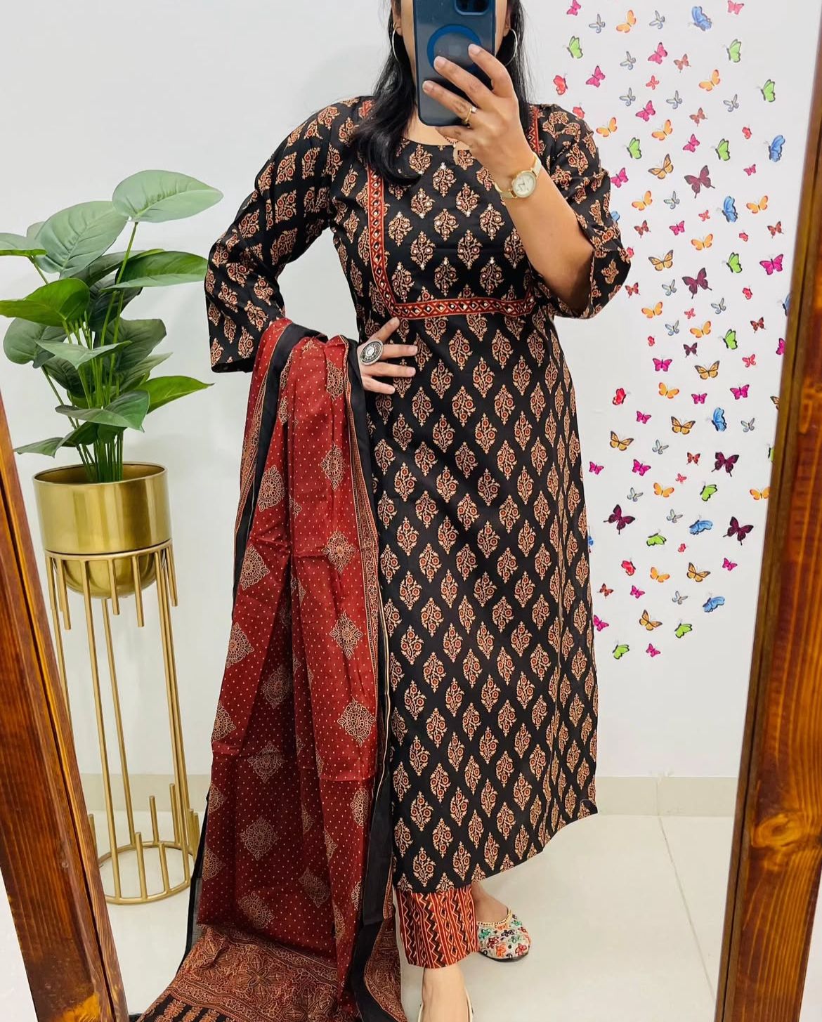 Look straight out of a dreamy movie set as you turn around and walk in this elegant flaired suit (PFAB1421)