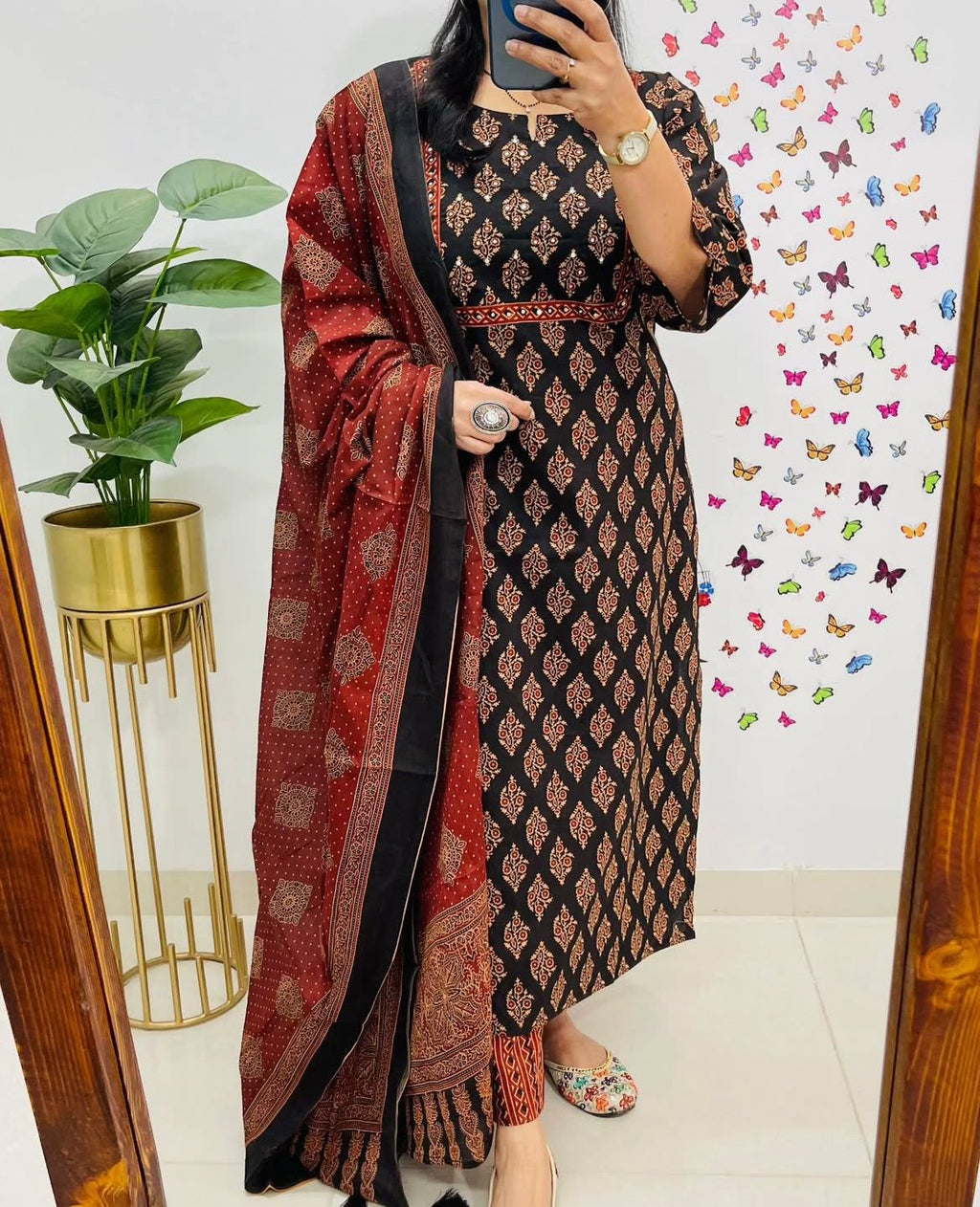 Look straight out of a dreamy movie set as you turn around and walk in this elegant flaired suit (PFAB1421)