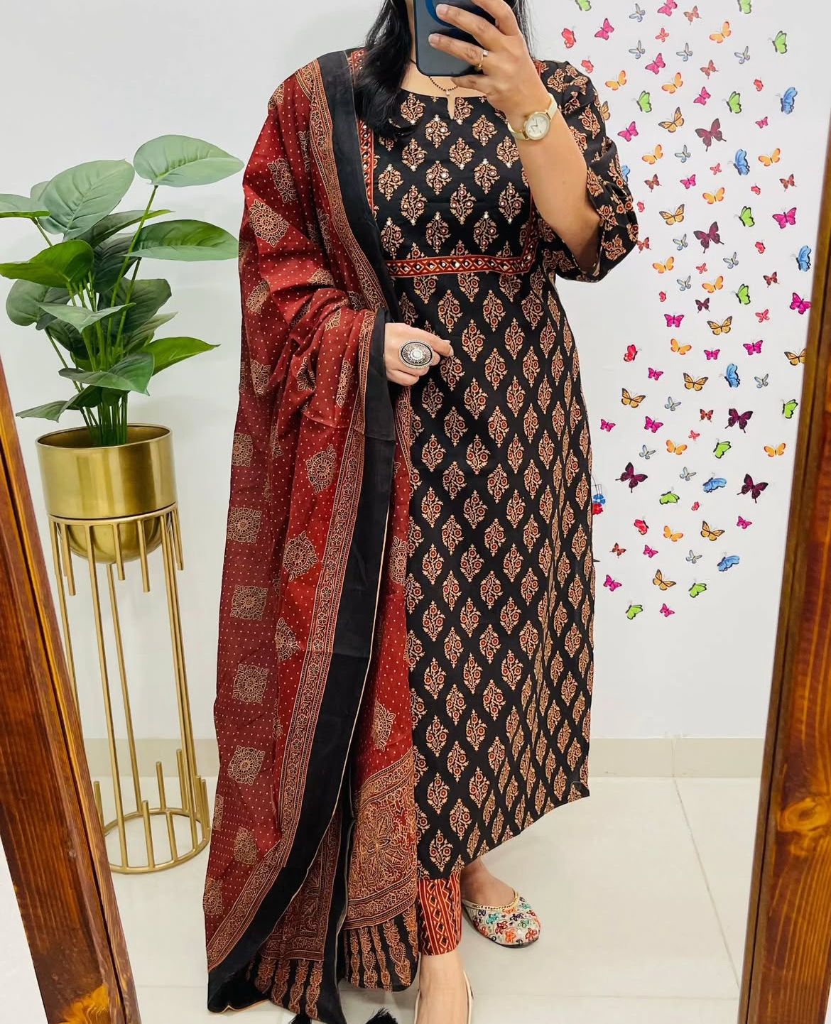 Look straight out of a dreamy movie set as you turn around and walk in this elegant flaired suit (PFAB1421)