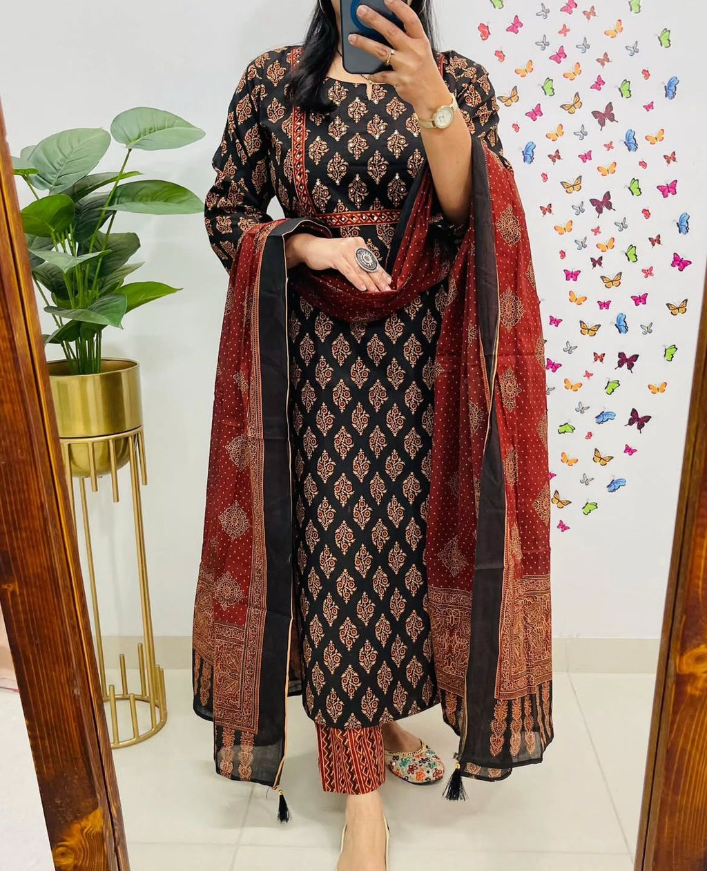 Look straight out of a dreamy movie set as you turn around and walk in this elegant flaired suit (PFAB1421)