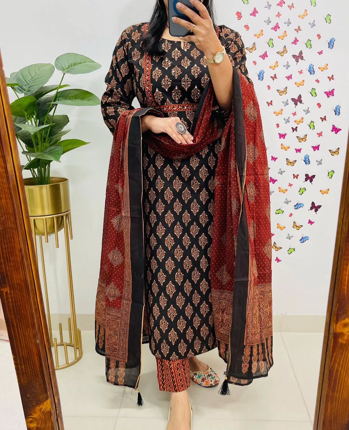 Look straight out of a dreamy movie set as you turn around and walk in this elegant flaired suit (PFAB1421)