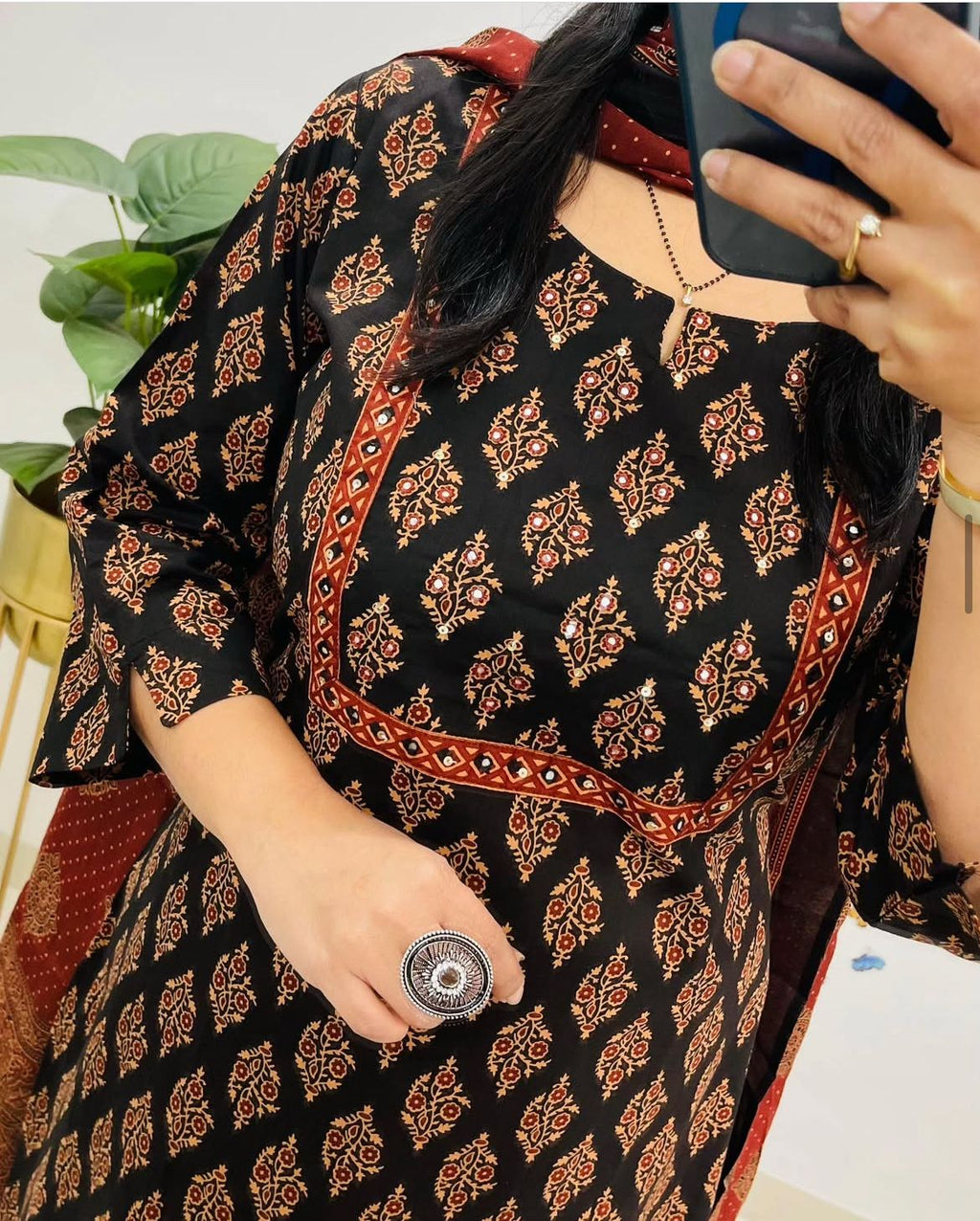 Look straight out of a dreamy movie set as you turn around and walk in this elegant flaired suit (PFAB1421)