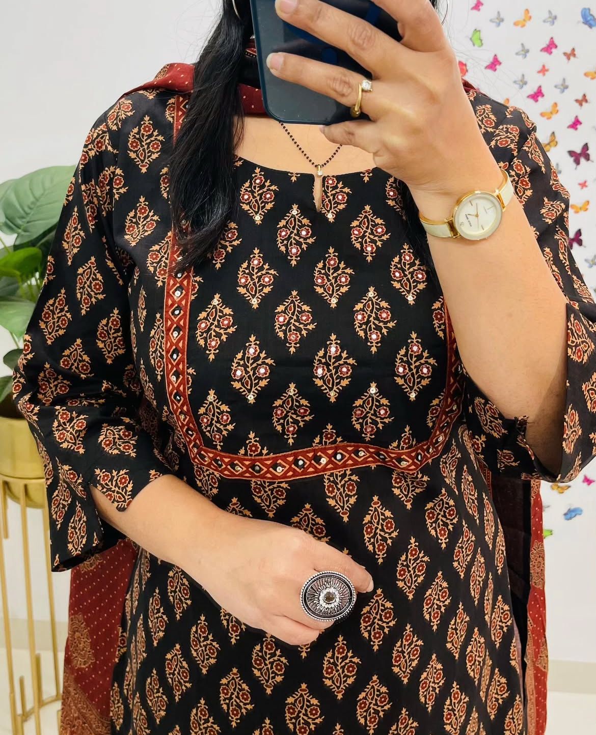 Look straight out of a dreamy movie set as you turn around and walk in this elegant flaired suit (PFAB1421)