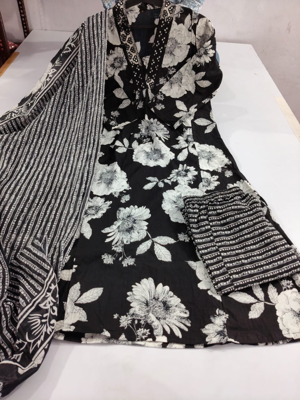 🌹🌹Pure fine Cotton fabric Havy Embroidery Work Kurti with Pant with cotton 100-100 Dupatta🌹🌹