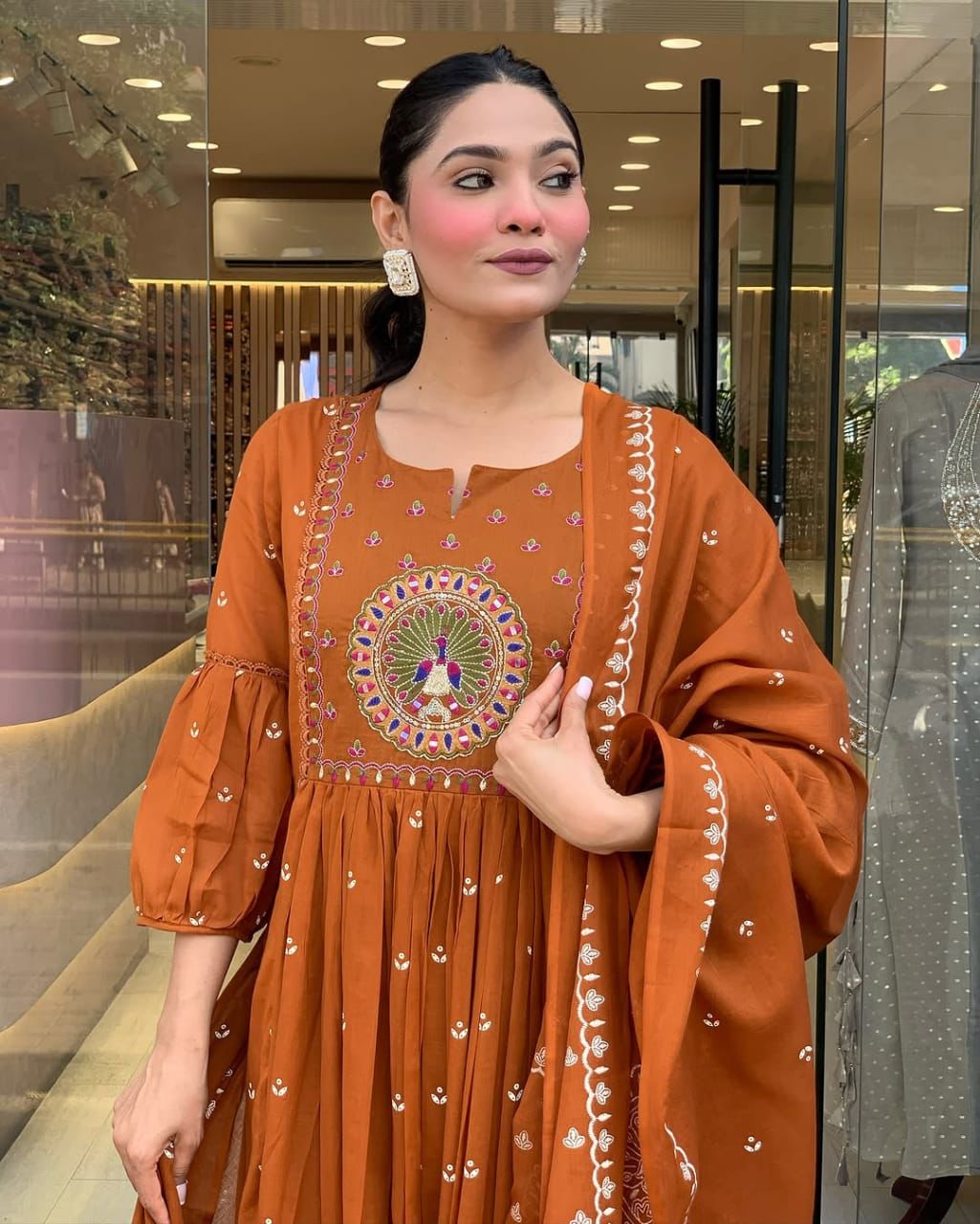 Look straight out of a dreamy movie set as you turn around and walk in this elegant flaired suit(PFAB1429)