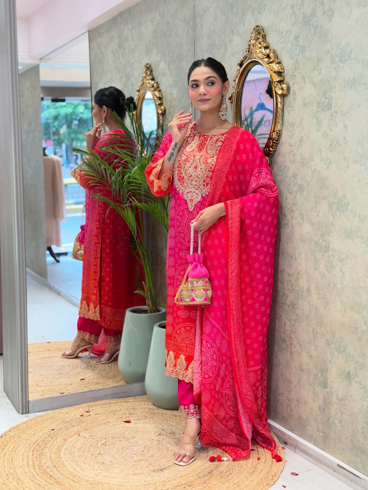 * LONCHING ĐĚSIGNER PARTY WEAR TOP AND BOTAM . WITH FANCY DUPPATA AND EMBROIDERY WORK*