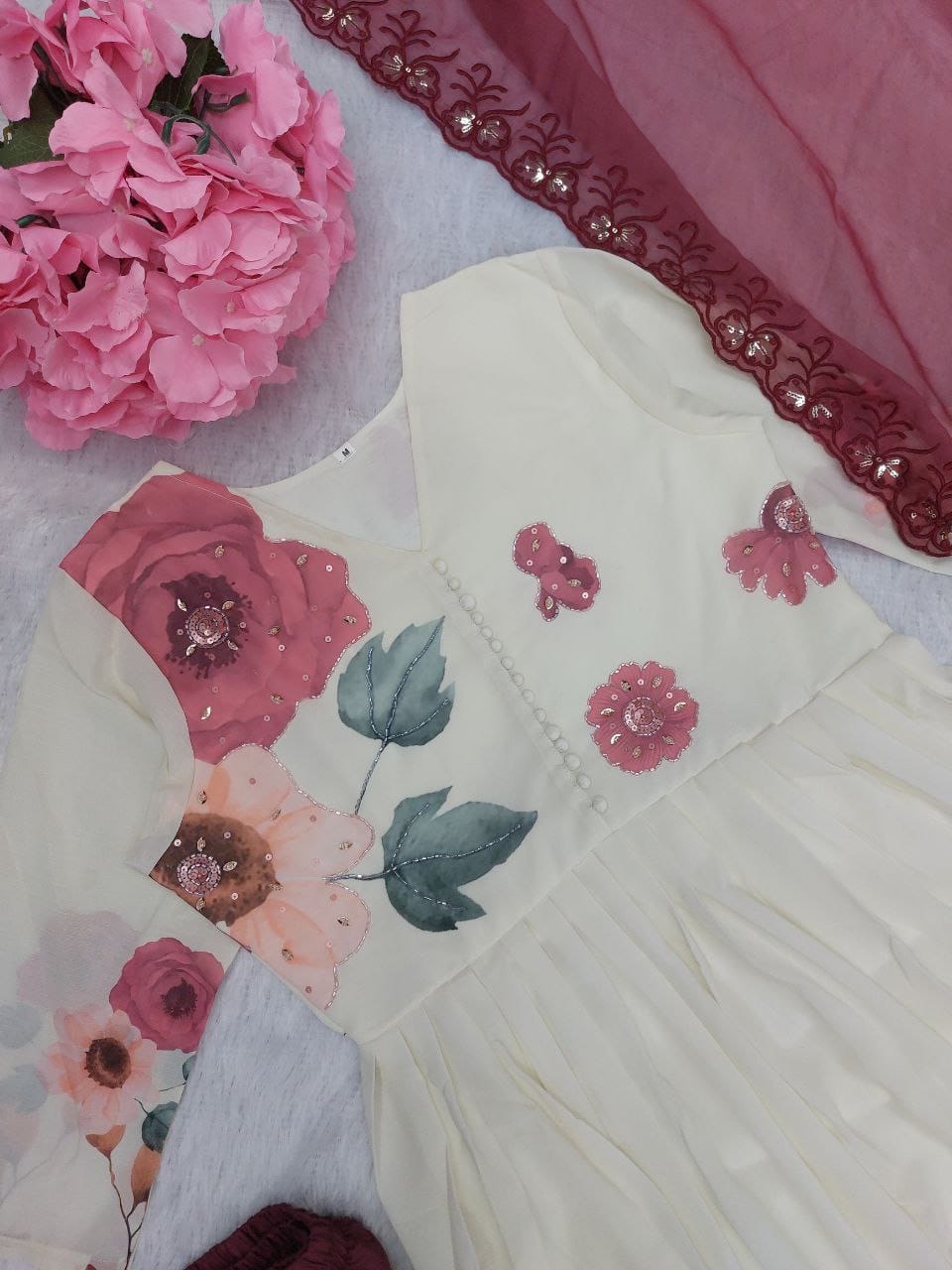 Featuring beautiful Heavy Suit Set which is beautifully decorated Embroidered🪡and Hand work.(RRRD10) 02