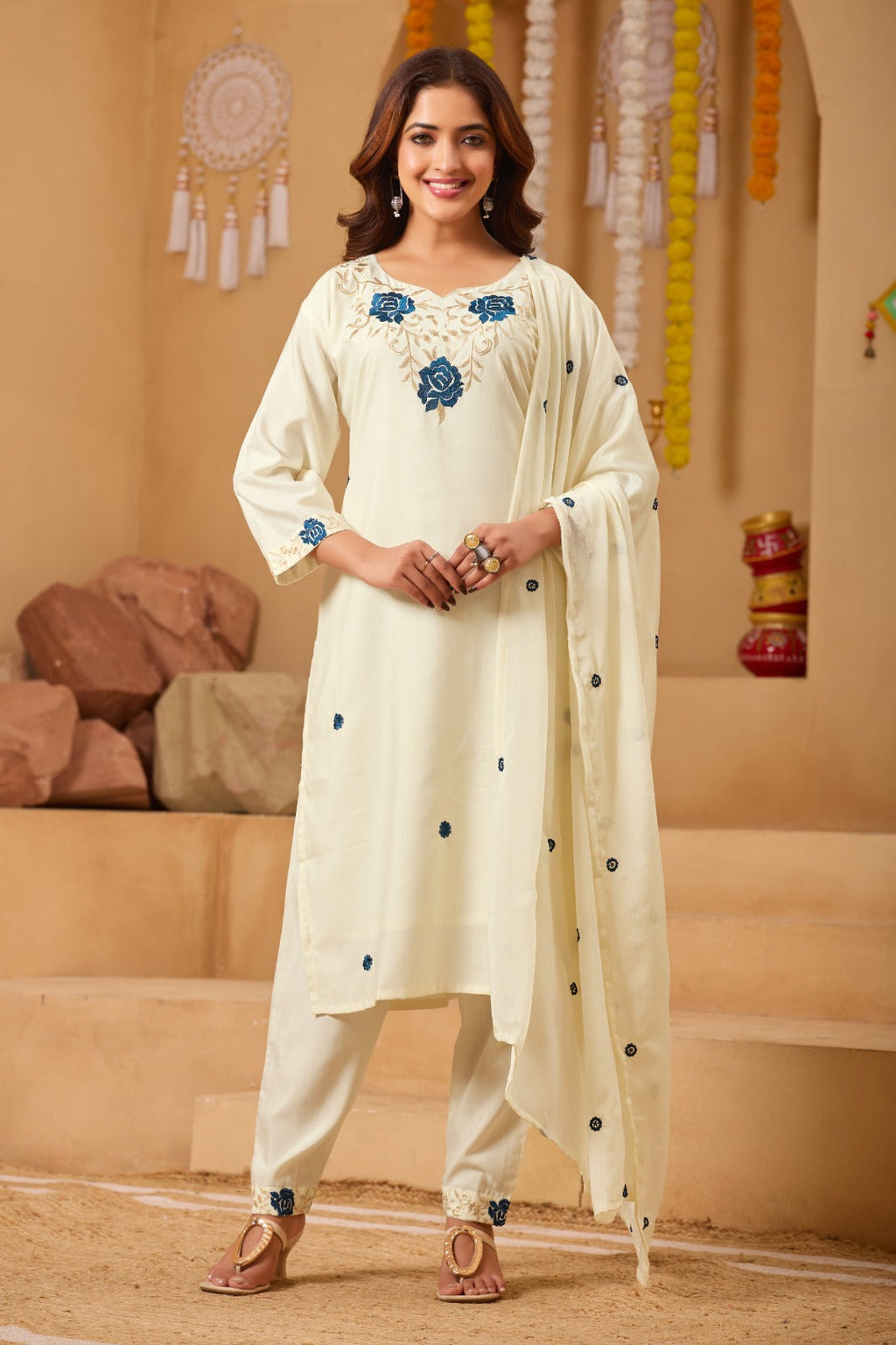 Featuring beautiful Heavy Suit Set which is beautifully decorated Embroidered🪡. (RRRD09)