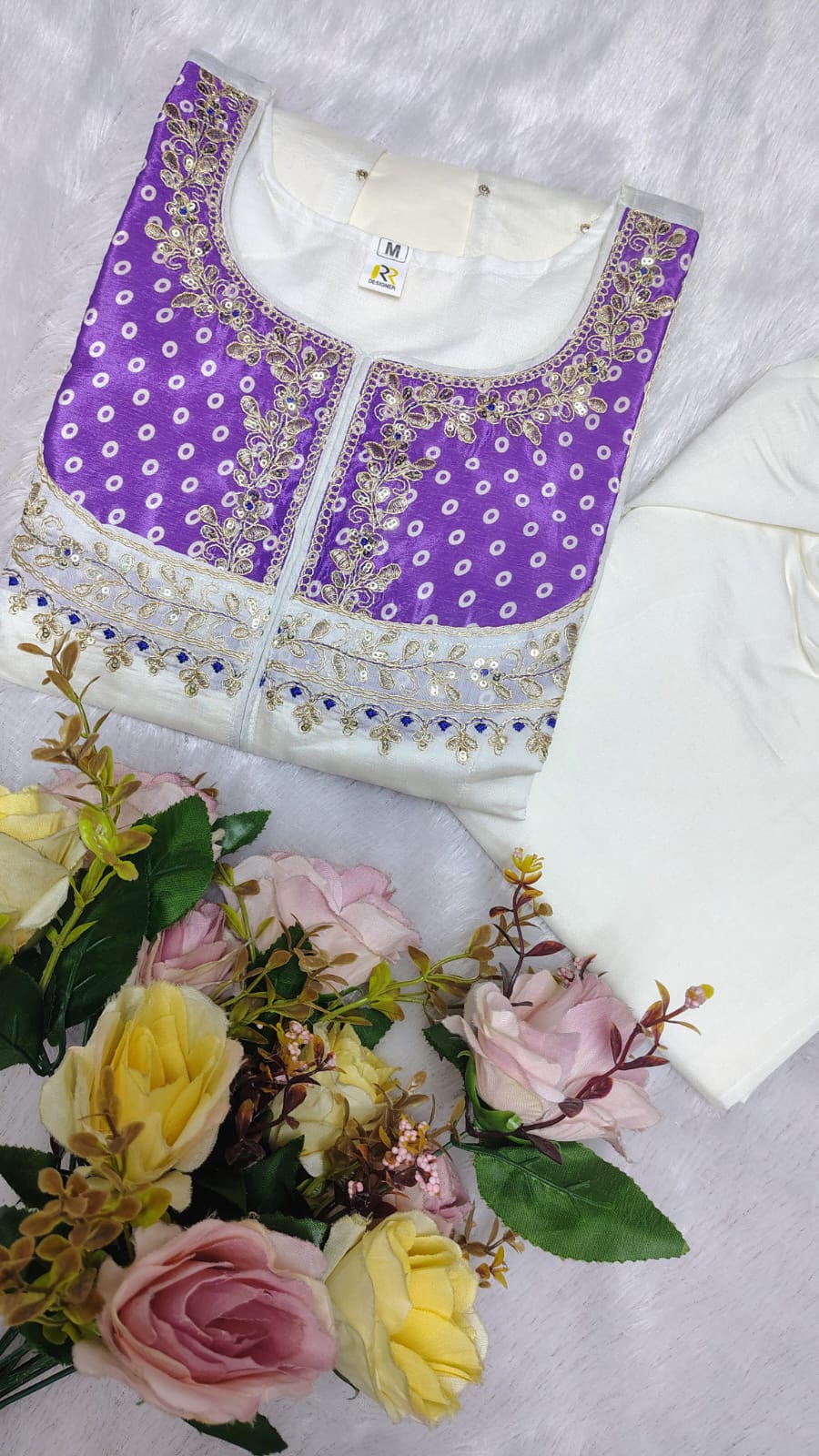 Featuring beautiful Heavy Set which is beautifully decorated Embroidered🪡and work.  (RRRD08)