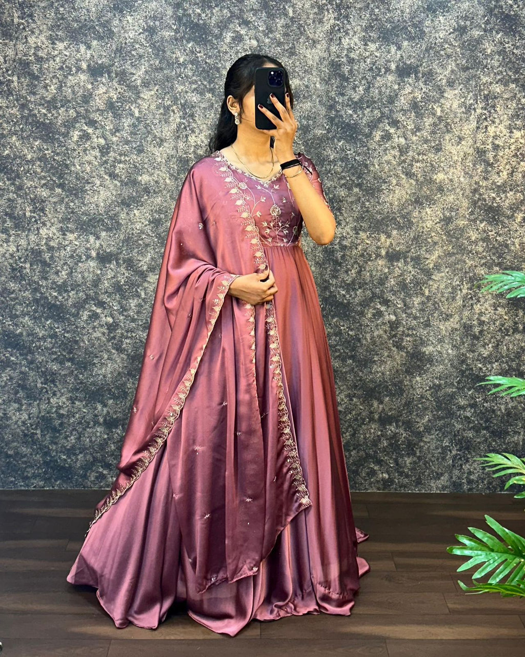 Featuring beautiful Heavy Gown with duppata Set which is beautifully decorated Embroidered🪡and Hand work. (RRRD03)