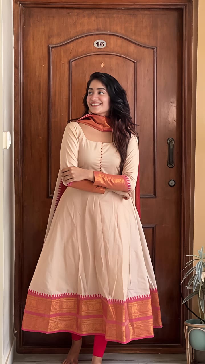 Featuring beautiful Heavy Suit Set which is beautifully decorated potli🪡. It is paired with matching duppata (RRRD01)